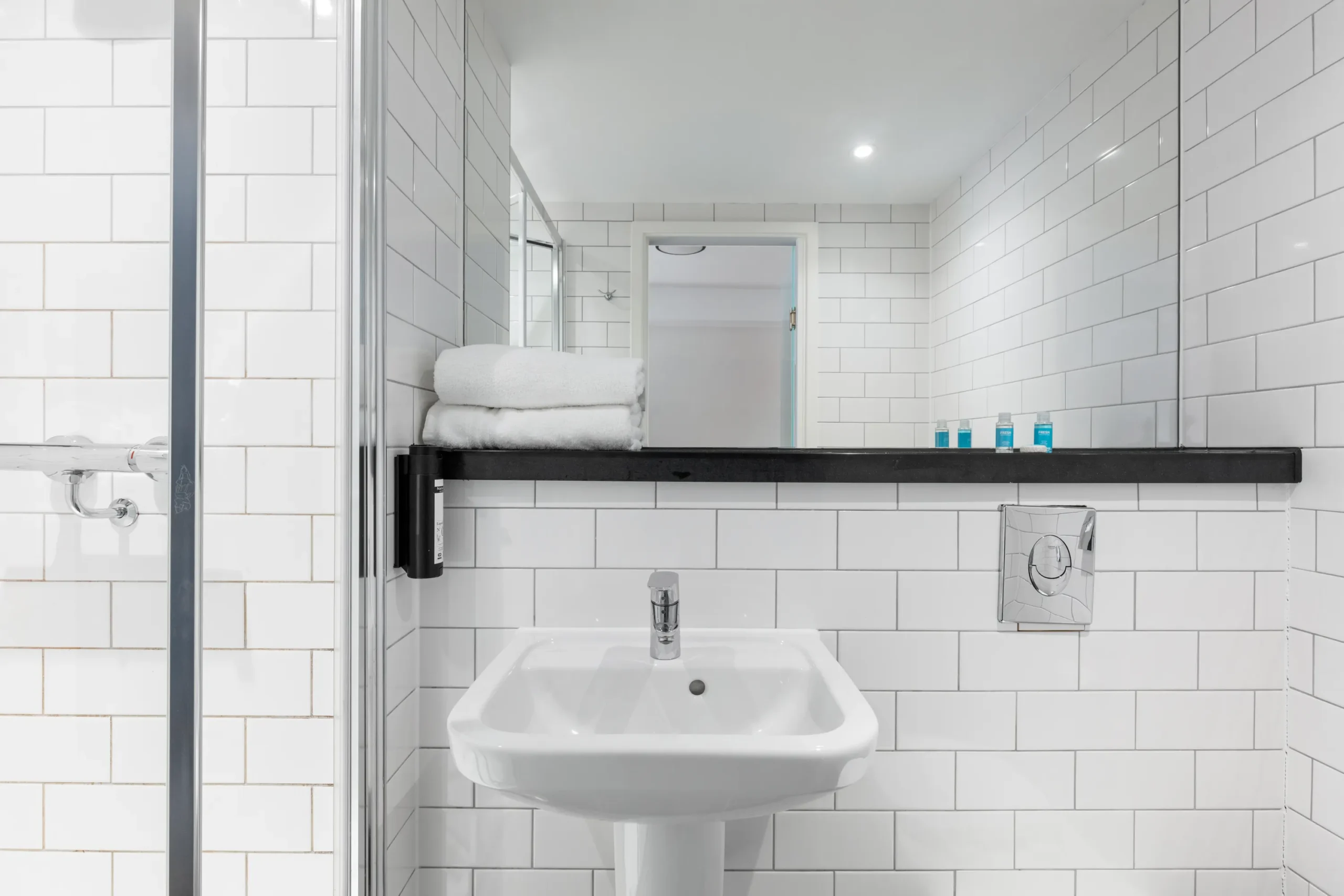 DoubleWindow_Bathroom